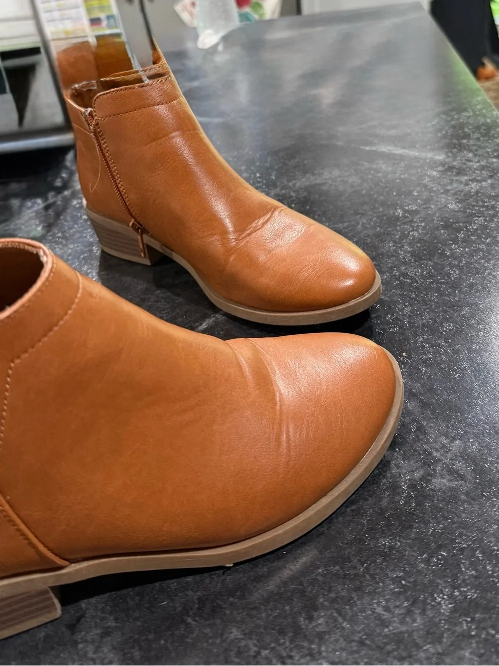Girls size 4 Tan Leather Ankle Boots like new